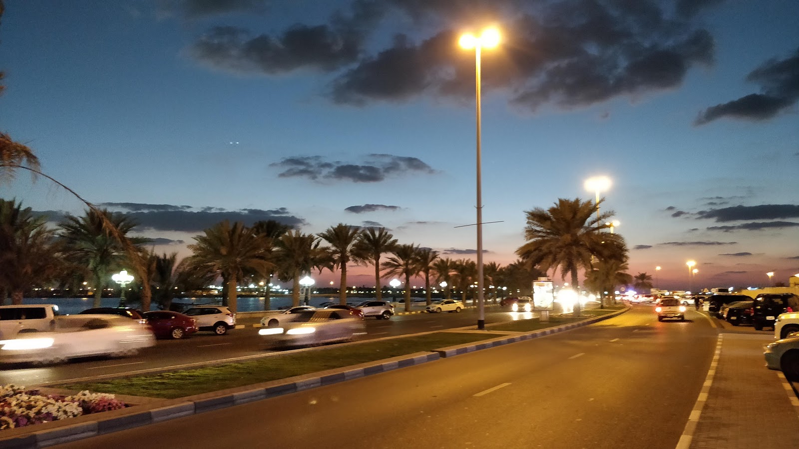 المكتب الرئيسي لشركة الشارقة للتأمين ، برج الراحة - الشارقة